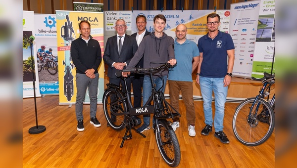 Foto: Messingschlager - von Links: Christoph Bantle (CEO Messingschlager), Johann Kolb (Landrat Lkr. Bamberg),  Markus Hammrich (Leitung Mobilität Lkr. Bamberg),  Jakob Näger  (Gewinner per Los), Thilo Klinner (Geschäftsführer Bike Store),  Christoph Helmrich (Key Account Manager / Koordinator Stadtradeln Messingschlager)
