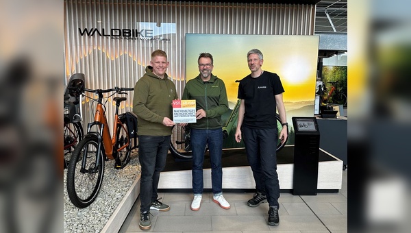 Foto: Waldbike/VSF  v.l. Jan Jochens (Waldbike), Uwe Wöll (VSF) und Florian Steinmetz (Waldbike)