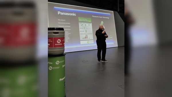 Foto: Panasonic - Im Rahmen des Bike Brainpools in München nutzte Panasonic-Manager Jürgen Haumon vor versammeltem Branchenpublikum für das Rücknahmesystem von GRS zu werben.  