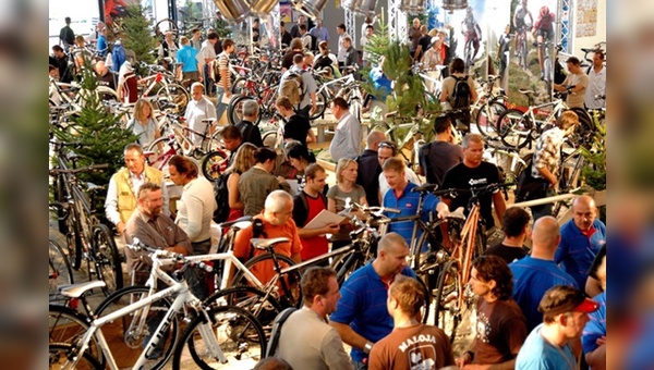"So viel los war noch nie": Vor allem am ersten Messetag konnten die Aussteller kaum allen Besuchern gerecht werden. (Foto: Messe Friedrichshafen)