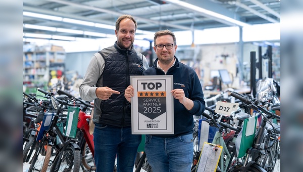 Foto: Küstenrad - Jonas Stolzke und Maximilian Schay freuen sich über die Auszeichnung. 
