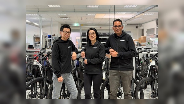 Foto: Yamaha eBike Systems - Geschäftsführerin Yuki Doi zusammen mit ihren Stellvertretern Naoya Igo (l.) und Dr. Daniel Wolde-Giorgis.