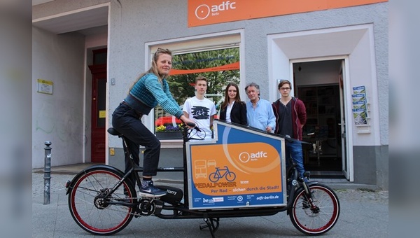 Von links: Simikka Hansen und Jonas Morgenstern vom ADFC Berlin, Julia Kaiser (Marketing Brose Antriebstechnik), Michael Schönstedt und Mathis Teigelkamp (beide Pedalpower).