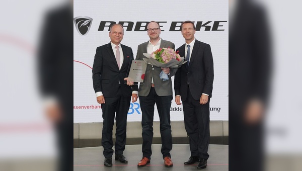 Foto: Sparkassenverband Bayern - Sebastian Lehmann, Geschäftsführer von RABE Bike (Mitte), Matthias Dießl, Präsident des Sparkassenverbandes Bayern (rechts) und Hans-Jörg Schön, Vorstandsvorsitzender Sparkasse Nördliche Oberpfalz