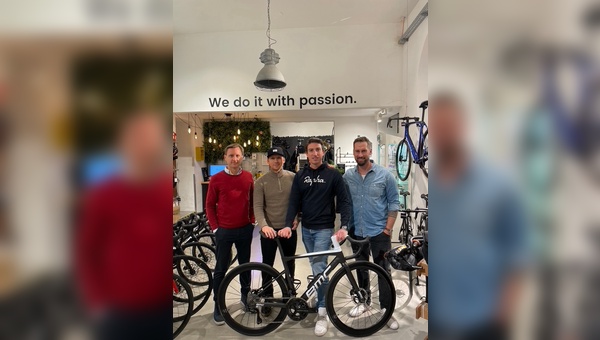 PBIKE Gründer Christoph Pulz mit RADISH Co-Founder & CEO Florian Binder (Mitte) gemeinsam mit Michael Mack und Daniel Horak (RADISH Co-Founder, Aussen) im PBIKE Shop 1090