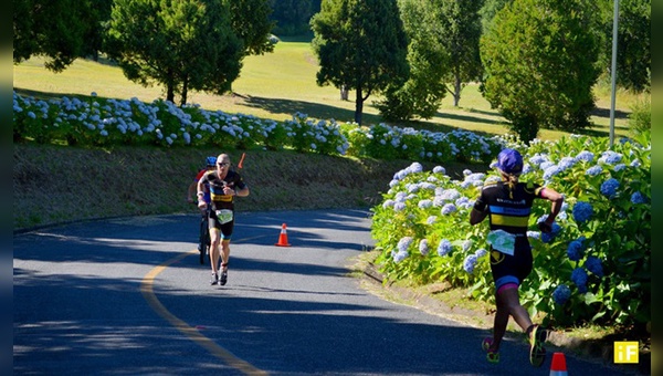 Athleten in Outfits von Endura sollen im Triathlon künftig ein gewohnter Anblick werden.