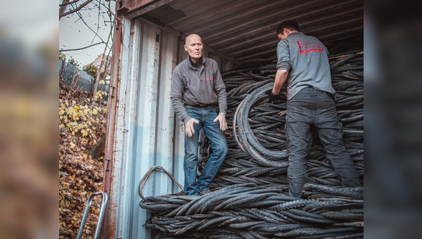 Ingo Ruhland (links) packte mit an, um 20.000 Reifen in den Lkw zu verladen