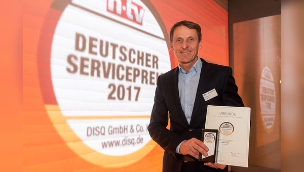 André Hans von Fahrrad XXL Emporon nimmt den Deutschen Service-Preis entgegen.