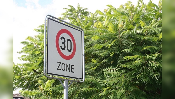 Kommunen können künftig leichter Tempo-30-Zonen einrichten.