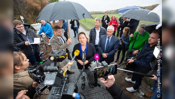 Das Medieninteresse bei der Eröffnung des ersten Solarradwegs Deutschlands durch Svenja Schulze war groß.