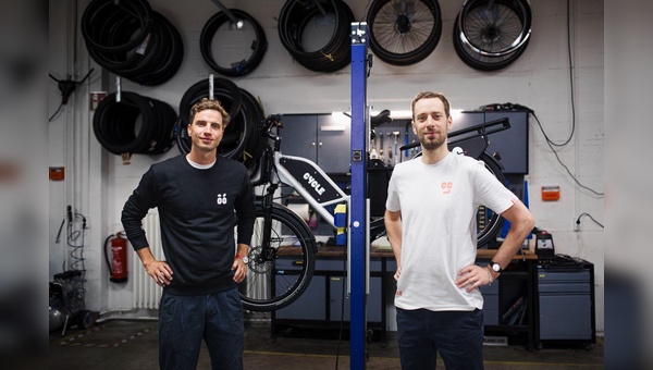 Die CYCLE Gründer Luis Orsini-Rosenberg und Nik Seilern mit dem neuen 20FIFTY E-Bike.