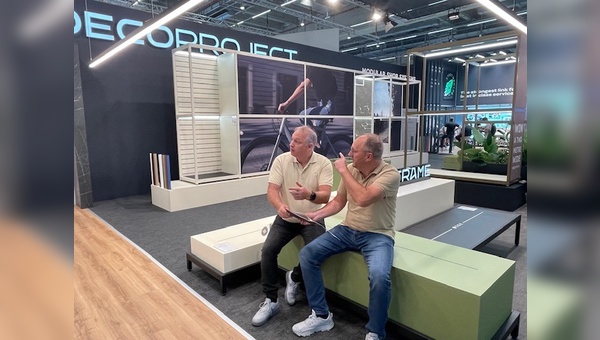Foto: velobiz.de - Ralf Barthel (rechts) im Gespräch am Stand von Decoproject in Frankfurt am Main. 