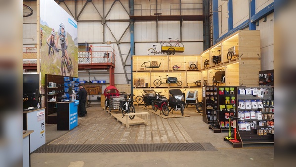 Erstes Cargo-Bike-Center in historischer Industriehalle eröffnet.
