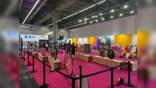 Foto: velobiz.de  - es ist angerichtet auf der Eurobike: die fahrstil-Trendlounge im Zeichen von Laufradgrößen
