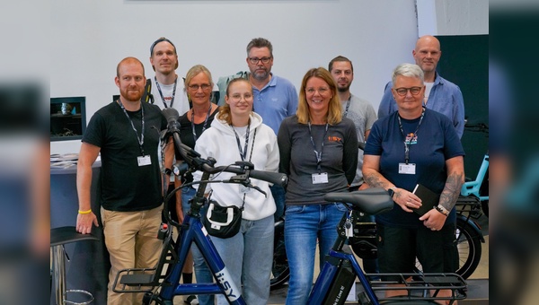 Foto: Feine Räder - Katrin Dröge-Berzedjou (vorne zweite von rechts) freut sich mit Teammitgliedern auf die neue Herausforderung und die Fortführung des Betriebes mit Feine Räder in Bielefeld. 