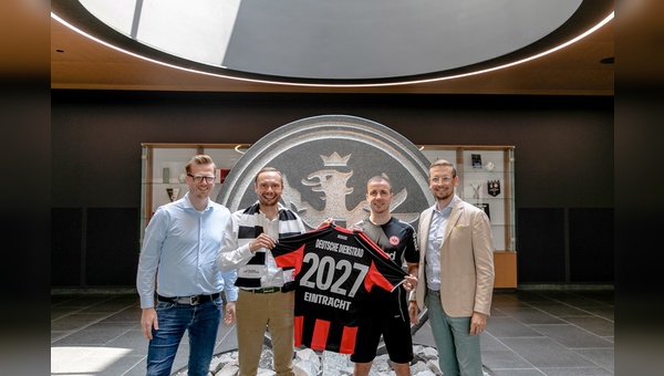 Foto: Eintracht Frankfurt - v.l.: Julian Schiemann (Vice President Markeitng & Innovation Deutsche Dienstrad), Maximilian Diem (Geschäftsführer Deutsche Dienstrad), Mario Götze (Eintracht Frankfurt), Carsten Reez (Chief Business Development Officer DD Mobility Holding). 