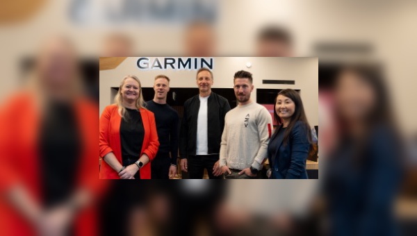 Bei der Eröffnung des Garmin Ladengeschäfts in Wien waren neben Director Marketing Garmin DACH Simone Weber (1. v.l.), Head of Owned Stores Stefan Bertalanitsch (2. v.l.), Garmin DACH- Geschäftsführer Kai Tutschke (Mitte) sowie Skilegende Marcel Hirscher und Store Managerin Narantuya Tseden anwesend