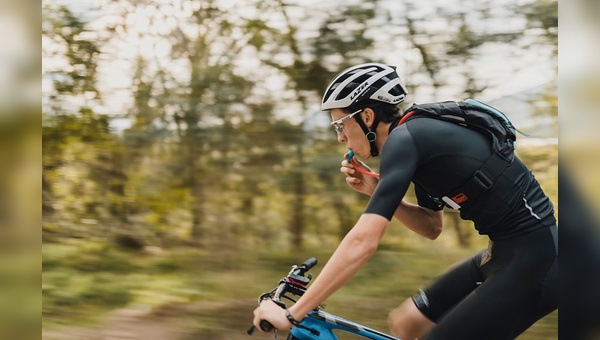 Im Fahrradsegment ist USWE Sports mit Rucksaecken unterwegs.