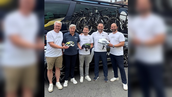 Foto: Abus - Freuen sich über die Verlängerung der Partnerschaft: Christian Rothe (ABUS, CMO), Eusebio Unzué (Movistar Team, General Manager/Owner), Daniel Bremicker (ABUS, CEO Mobile Security), Niklas Vogel (ABUS Sportmarketing), Miguel Gravalos (Movistar Team, CEO) 