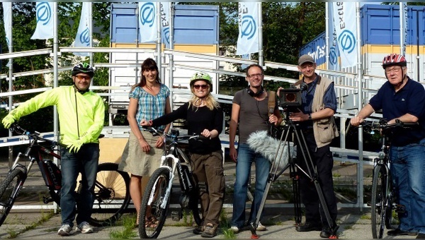 Uwe Keilhauer (Technischer Leiter ExtraEnergy Test GmbH), Sandra Winkler (GF ExtraEnergy Test GmbH), Eileen Wiedenhoff,  Peter Torringer, Kai v. Westerman, Armin Maiwald (alle FLASH Film).