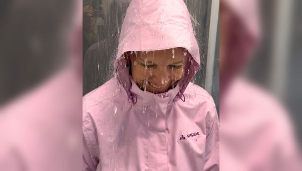 Foto: Vaude - Antje von Dewitz macht den Praxistest mit PFAS-freien Funktionstextilien. 