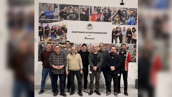 Foto: Ernst Brust - Die Mitglieder des Prüfungsausschusses zur Abschlussprüfung Winter 2025 für Zweiradmechatroniker/innen und Fahrradmonteure bei den Diamant Fahrradwerken in Hartmannsdorf (von links nach rechts): Tim Kohlbach, Alexander Feller, Martin Kobert, Ernst Brust, Julius Hörnig, Tobias Trautmann, Peter Kenkel, Korbinian Belgert und Steve Janauscheck.

