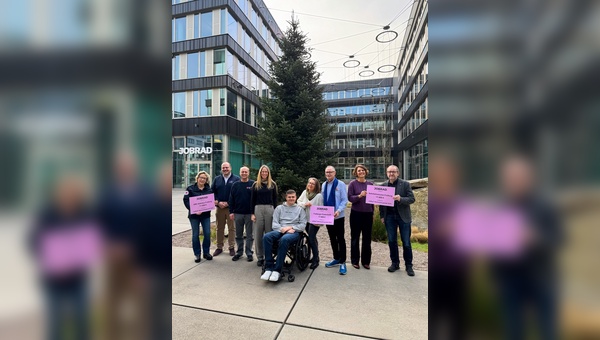 Foto: JobRad - Sandra Prediger übergibt die Spenden an den DRK Kältebus (Michaela Schuhmacher, Matthias Albiez, Michael Schrödel), die Bahnhofsmission (Annette Albrecht, Norbert Aufrecht) und den Freiburger Essenstreff (Rinaldo Novi, Kevin Köbele, Birgit Grüny).