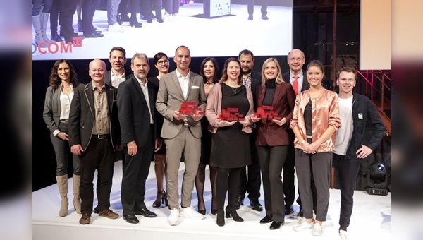 Anatol Sostmann (1.v.r.), Marketing Manager bei Rose Bikes, und Lisa-Marie Möllmann (2.v.r.), Content Managerin bei Rose Bikes, konnten sich bei der starken Konkurrenz auch über den zweiten Platz freuen.