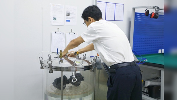 Ein  Bafang-Ingenieur arbeitet an einem Luftdichtigkeits-Tester.