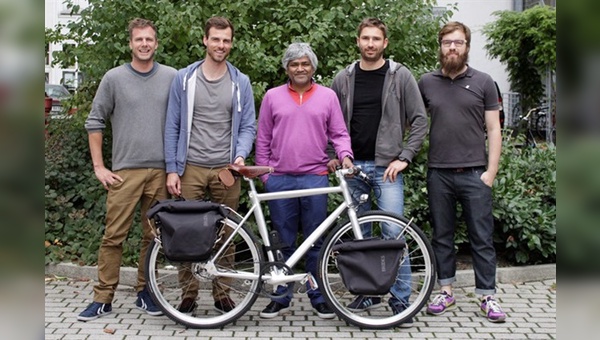 Dr. Unni Karunakara (Mitte) mit Stephan Zehren, Jörg Schindelhauer, Manuel Holstein und Sebastian Taege (v.l.)