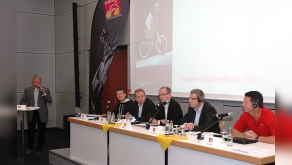 Branchgespräch auf der Eurobike: v.l. Wolfgang Köhle, Klaus Wellmann, Siegfried Neuberger, Thomas Kunz, Werner Forster, Stan Day