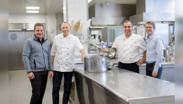 Bio-Spezialist Michael Ganster (2. von links) übernimmt in Friedrichshafen das Messe-Catering von Thomas Zehrer (2. von rechts).