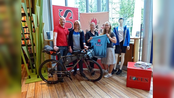 Die Sponsoren überreichen das Equipment (von links): Matthias Schroll (Focus), Julia Jachmann (Teilnehmerin), Kerstin Engl (Ortlieb), Claudia Dreibrodt (Globetrotter).