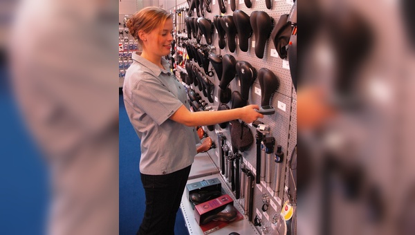 Die neue Marketing-Mitarbeiterin Linda Ottenstroer führt das Ordern per Handscanner vor.