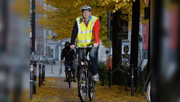 Ex-Handball-Größe Volker Zerbe demonstriert die Wirkung von Sicherheitswesten beim Radfahren