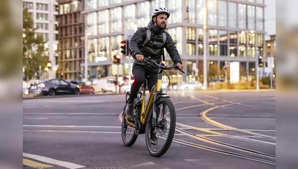 Helm auf und Licht an - so sieht die BFU den Radfahrenden am liebsten.