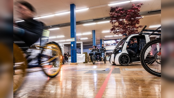Foto: Georg Bleicher - Viel Verkehr von den Ständen zur Teststrecke