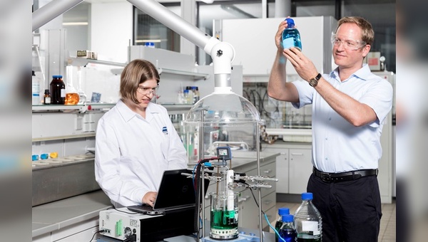 Dr. Sandra Meinhard und Prof. Dr. Timo Sörgel im Labor