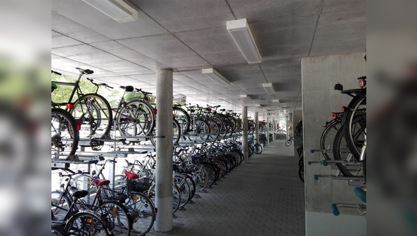 Vorbildlich ist das Fahrradparkhaus in Dachau.