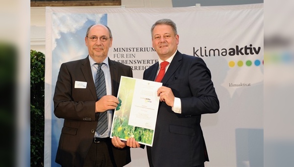 Horst Reiter (links) wird von Bundesminister Andrä Rupprechter ausgezeichnet.
