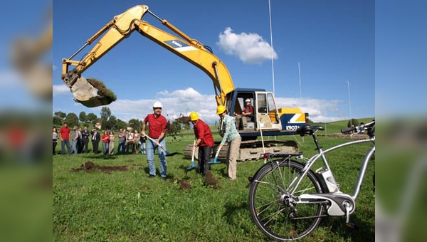 BikeTec-Geschäftsführer Kurt Schär (links) machte den ersten Spatenstich für das neue Firmendomizil