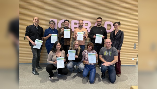 Foto: JobRad - Gunnar Fehlau (knieend rechts) schulte vor Ort bei JobRad in Freiburg