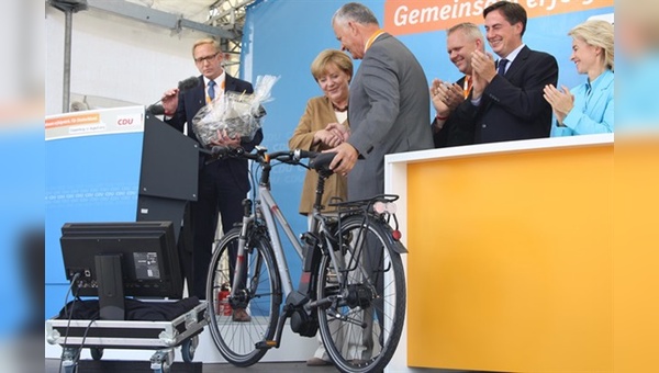 Angela Merkel nimmt in Cloppenburg das Kalkhoff E-Bike in Empfang