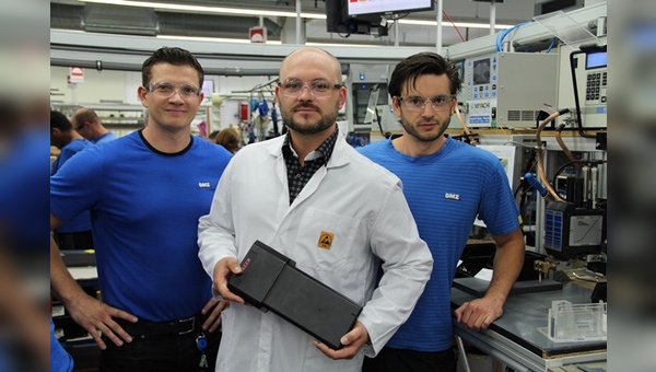 Erik Bär, Senior Projektleiter E-Bike, und sein Team präsentieren den Jubiläumsakku