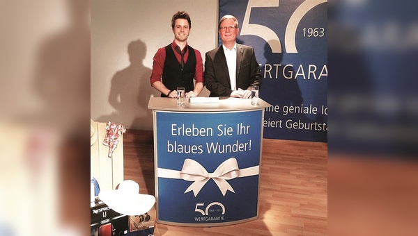 Vertriebsleiter Georg Düsener (rechts) fungierte als Glücksbringer