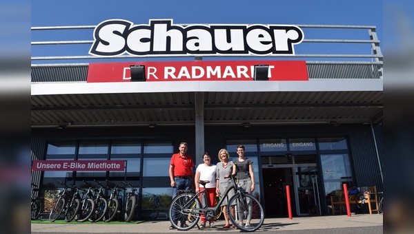 v.l. Laura Christ und Ulrich Fenn, Marktleiter Radmarkt Schauer übergeben ein Winora Sima N7 an Rita Stephan, Geschäftsführerin und Inge Weigand, stellv. Vorsitzende des SkF. Foto: Jasmin Schindelmann / Winora-Staiger GmbH