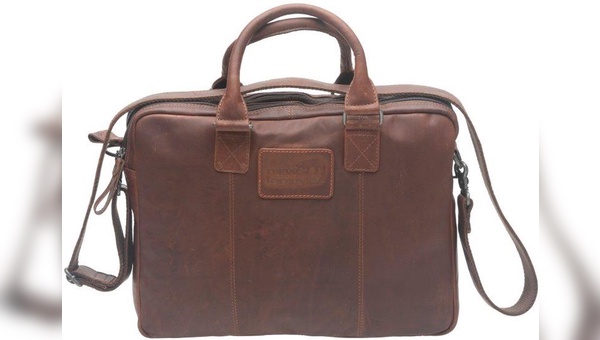 Die neue Leder-Schultertasche Santos in der Sonderfarbe Brown.