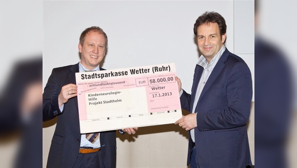 Freuen sich über die Erfolgsgeschichte des „Stadthelm“ und der daraus resultierenden Spende von 58.000 Euro: Michael Radix (Bundesverband Kinderneurologiehilfe, links) und Christian Bremicker (ABUS KG)