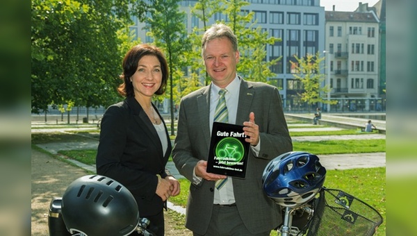 Katherina Reiche und Burkhard Stork beim Start zum Fahrradklimatest 2014