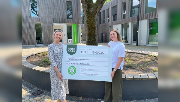 Spendenübergabe von Lease a Bike (Katharina Moormann, rechts im Bild) an das SOS-Kinderdorf Düsseldorf (Cora Müller, links im Bild)